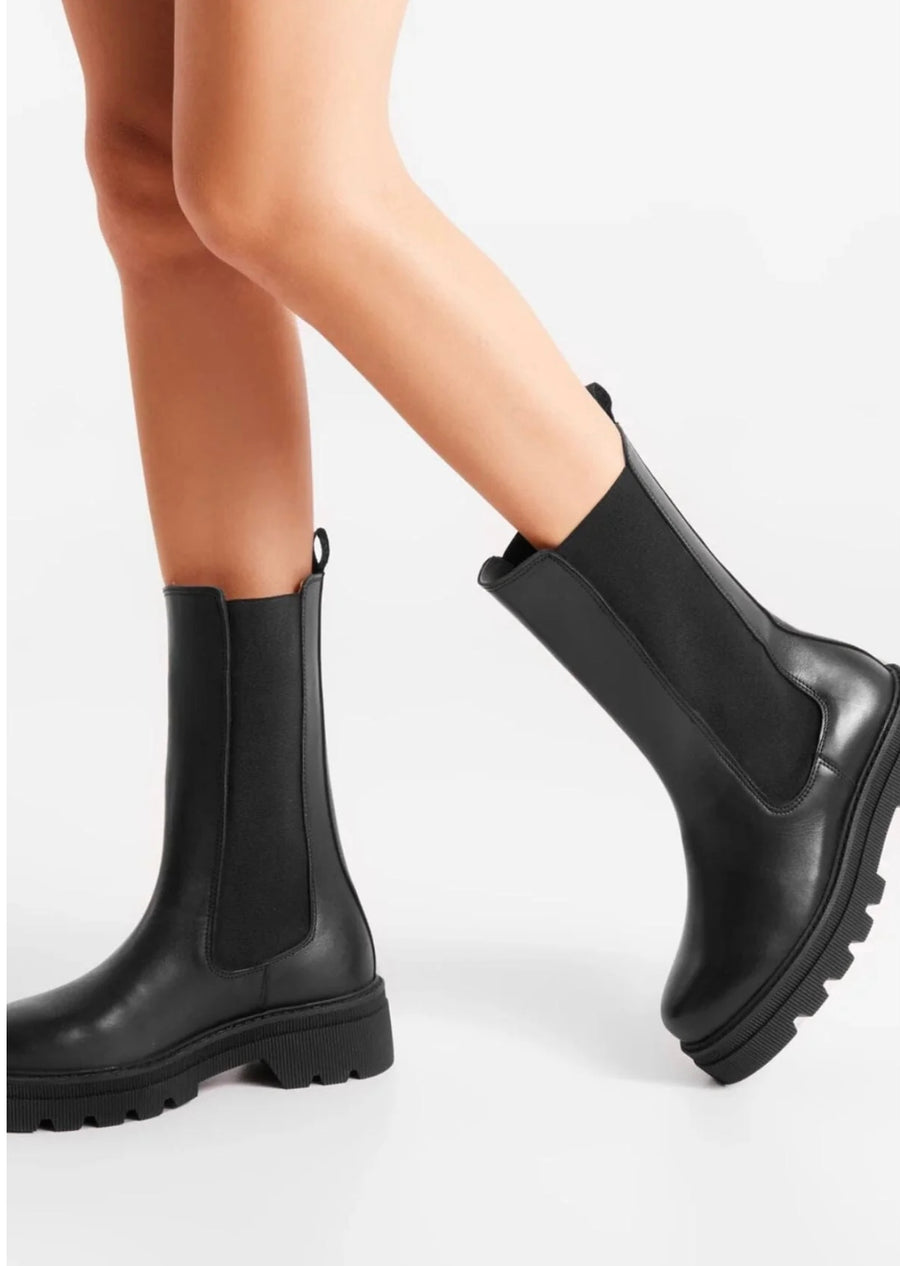 Sanna Tall Chelsea Boot Black
